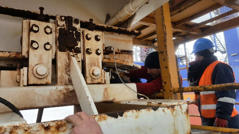 Crane suspended during removal